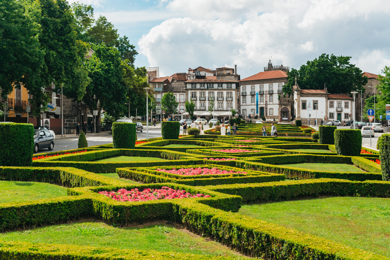 Desde Oporto: tour de día a Braga y Guimarães con almuerzoRecogida y regreso al hotel incluidos.