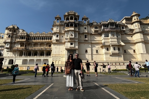 Royal Rajasthan Tour with Mumbai By Car 17 nocy 18 dniSamochód z klimatyzacją + przewodnik + wewnętrzny bilet lotniczy + 3-gwiazdkowy hotel