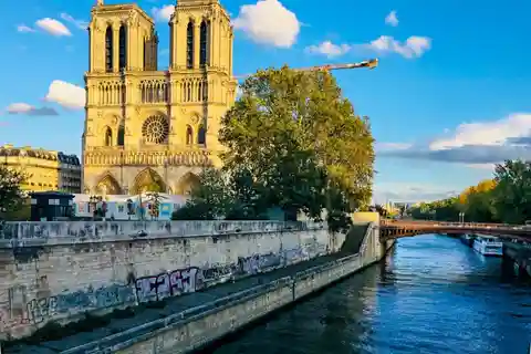 Vandring i Notre Dame Ile De La Cité & kryssning på floden Seine