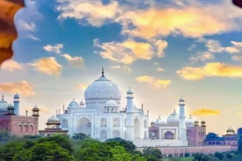 From Delhi: Taj Mahal & Agra Tour by Gatimaan Express Train