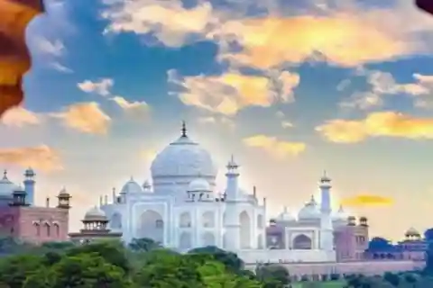 From Delhi: Taj Mahal & Agra Tour by Gatimaan Express Train