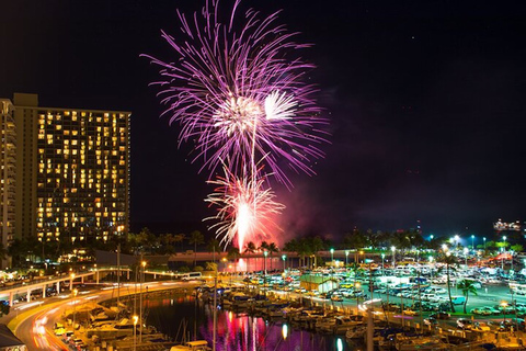 Oahu: Waikiki Friday Night Fireworks Catamaran (Wahine Koa)