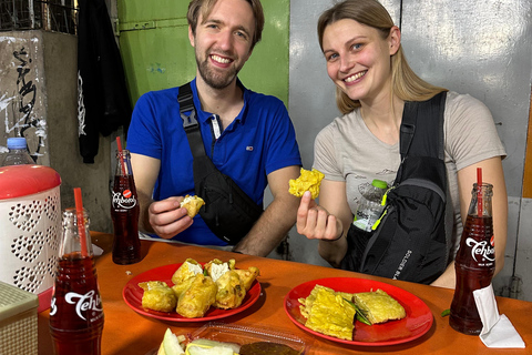 Jakarta: avondwandeltour met snacks en dinerJakarta: nachtelijke wandeltour met snacks en diner