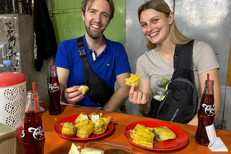 Jakarta: avondwandeltour met snacks en dinerJakarta: nachtelijke wandeltour met snacks en diner