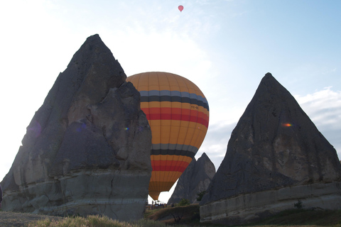 Voo de balão de ar quente na Capadócia ao nascer do sol em Fairychimneys