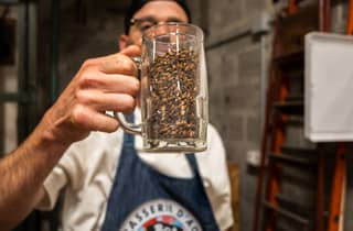 Immersive Besichtigung einer handwerklichen Mikrobrauerei in Nizza