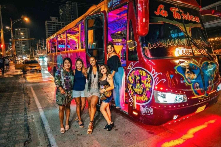 Cartagena: 2h Night party on wheels, entertainer and stops for photos