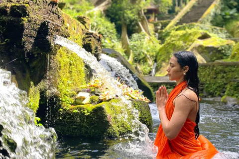 Ubud: rituale di purificazione balinese e workshopRituale di purificazione Melukat al tempio Tirta Empul