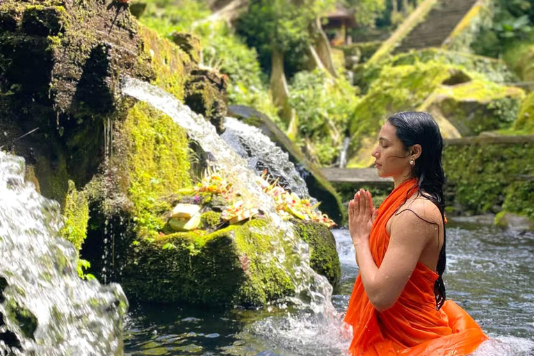 Ubud: rituale di purificazione balinese e workshopRituale di purificazione Melukat al tempio Tirta Empul