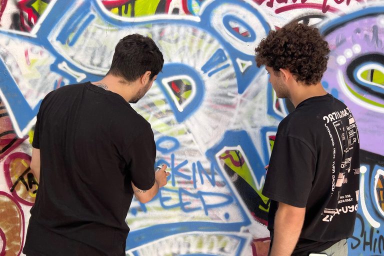 Atelier d'art du graffiti avec des habitants d'un jardin d'intérieur d'Istanbul