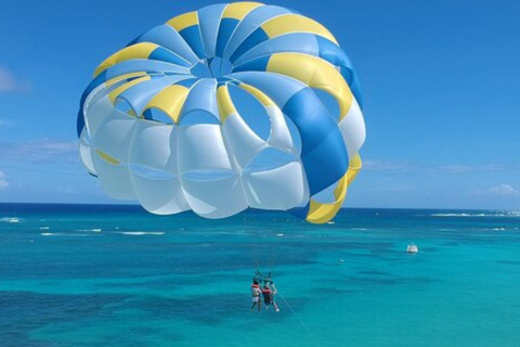 Sky High Thrills Parasailing Experience (expérience en parachute ascensionnel)