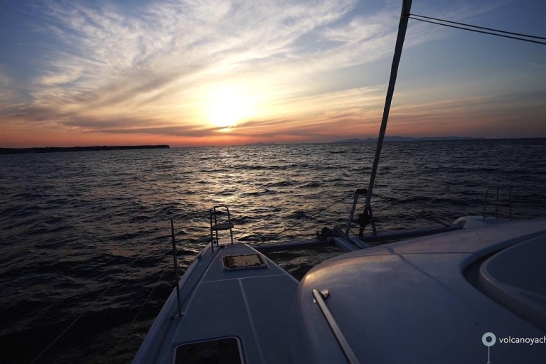 Santorin: Bootsfahrt bei Sonnenuntergang, Dinner & Getränke