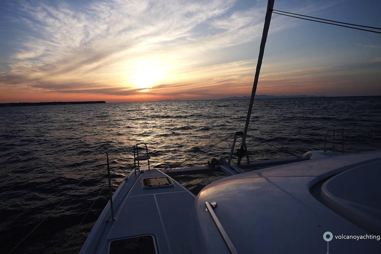 Santorini: Crociera al tramonto con soste per nuotare, cena e bevandeSantorini: crociera al tramonto con nuotata, cena e bevande