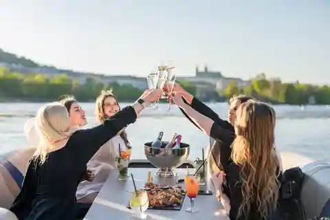 Praag: Privé rondvaart op een ponton met prosecco
