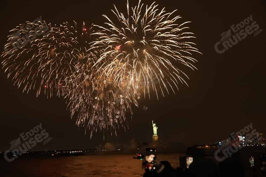 NYC: Silvester-Familienbootstour mit Feuerwerk, alles inklusive. Foto: GetYourGuide NYC: Silvester-Familienbootstour mit Feuerwerk, alles inklusive. Foto: GetYourGuide