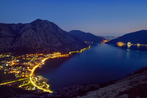 Kotor: Exclusiva excursión nocturna en barco de 2 horas por la bahía de Boka