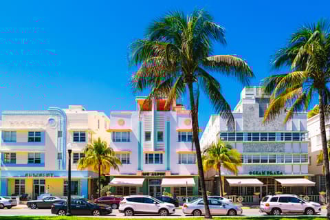 Miami: South Beach Sunset Walking Dinner Guided Tour
