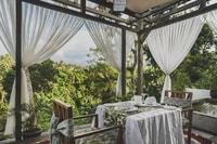 礼拝堂によるロマンチックなキャンドルライトディナー - Housity