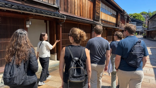 Kanazawa: Castle Town, Garden & Historic Tea District Walk