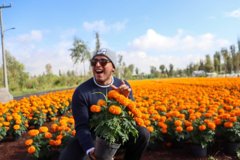 Tour in kayak a Xochimilco: campi di calendula e sapori del giorno dei mortiTour in kayak all'alba a Xochimilco