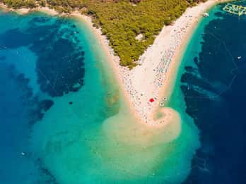 Makarska: Catamaran cruise with lunch to Bol