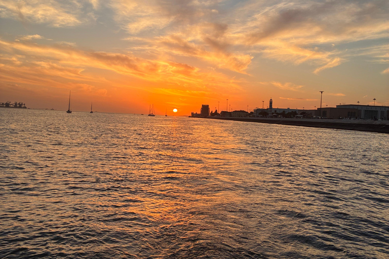 Sunset aboard a sailboat in Lisbon! Sunset aboard a sailing boat in Lisbon!