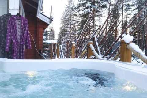 Traditionelle finnische Holzsauna und heißer Pool