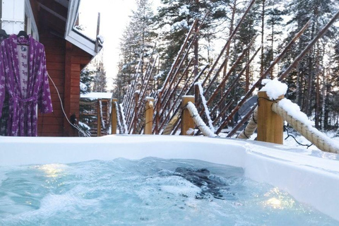 Sauna traditionnel finlandais en bois et piscine chaude