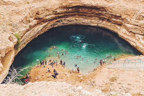 Från Muscat: Wadi Shab och Bimmah Sinkhole heldag