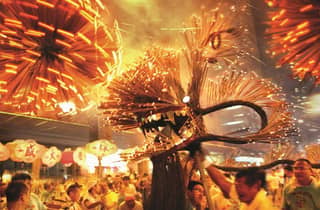 Hongkong: Feuerdrachen-Tanzabend mit VIP-Platz und Dim Sum