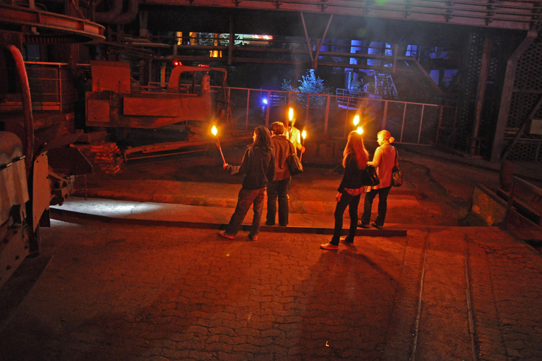 Visite aux flambeaux de l'ancienne usine sidérurgique