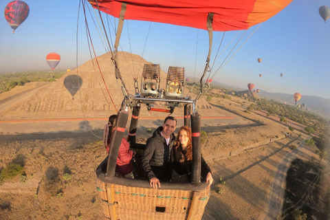 Teotihuacan: Private Romantic Balloon Flight for Couples