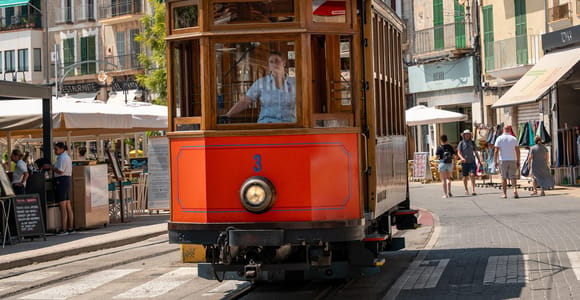 Mallorca: Zug und Straßenbahn nach Sóller und Port de Sóller, halbtägig