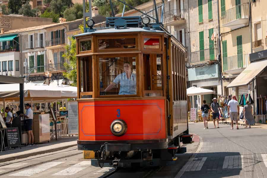 Mallorca: Zug und Straßenbahn nach Sóller und Port de Sóller, halbtägig. Foto: GetYourGuide Mallorca: Zug und Straßenbahn nach Sóller und Port de Sóller, halbtägig. Foto: GetYourGuide