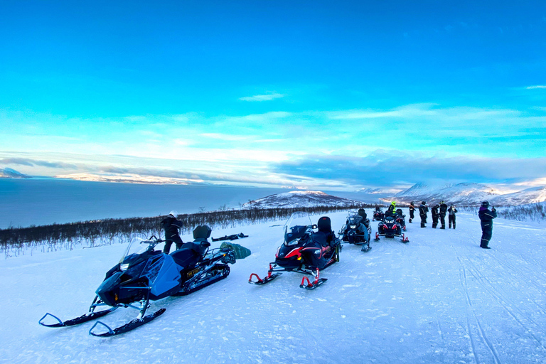 De Tromsø: Tour guiado de snowmobile nos Alpes Lyngen