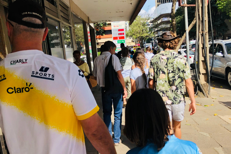 livlig stadsvandring i nairobi