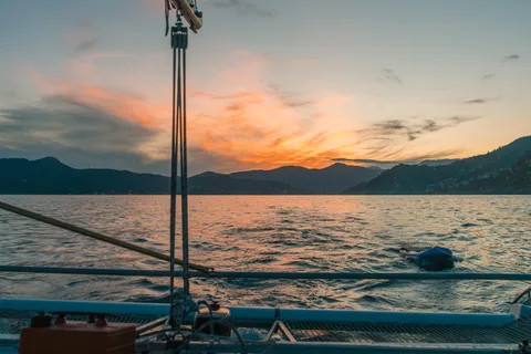 Catamarano a vela al tramonto intorno a Portofino