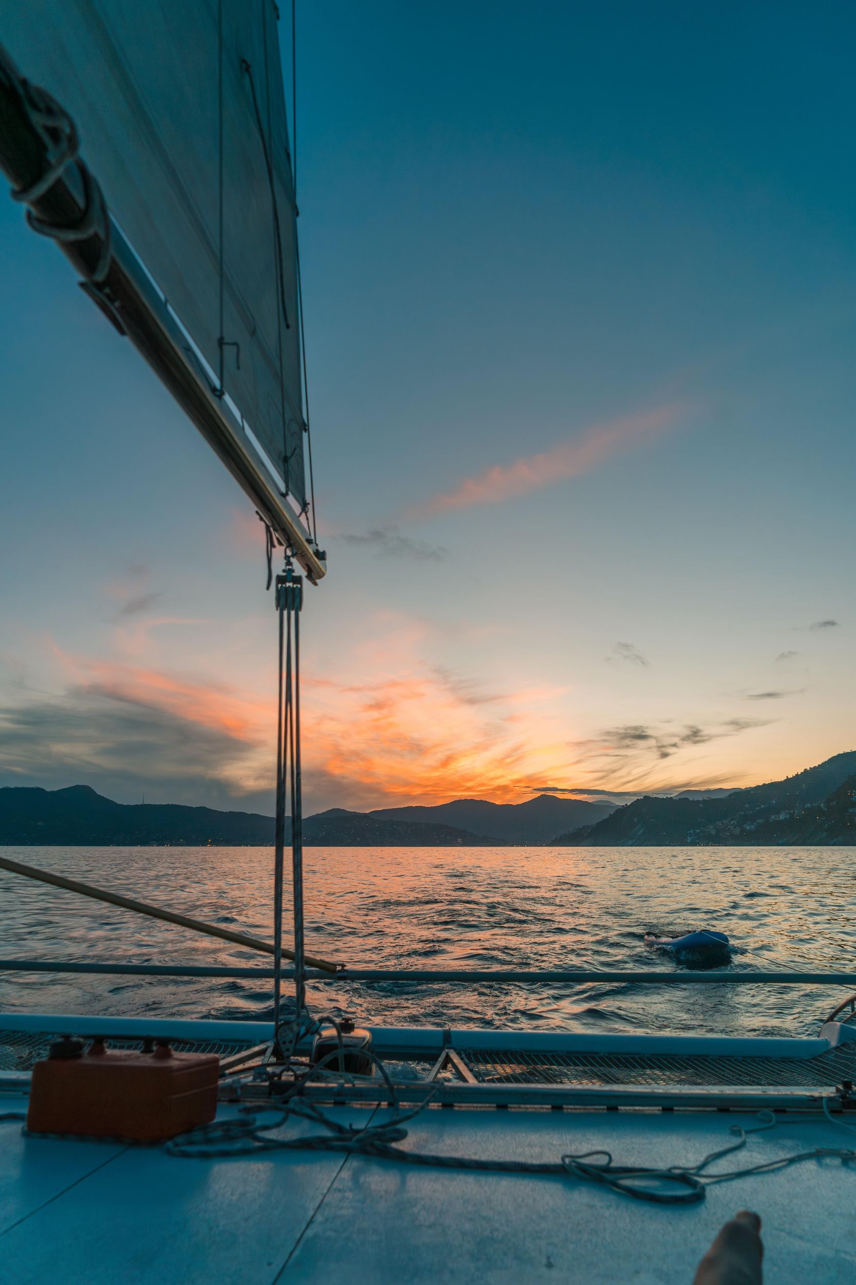 Katamaran-Segeltörn bei Sonnenuntergang rund um Portofino