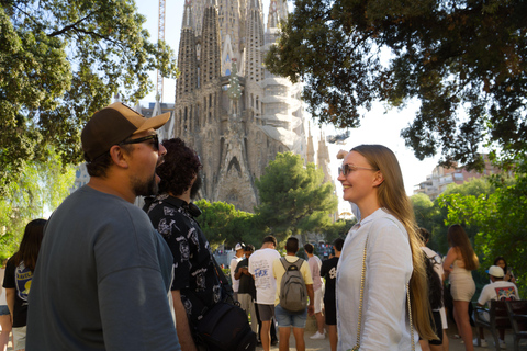 Sagrada Família & More: Barcelona Tour + Candy Tasting Barcelona: Sightseeing Walking Tour with Sweet Treats (IT)