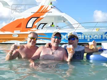 Excursión en catamarán con snorkel, barbacoa y música
