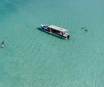 Bacalar Lagoon Sightseeing Boat Tour with Open Bar & Snack