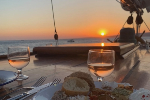 Marseille: Sunset Sailing Dinner in the Frioul Archipelago