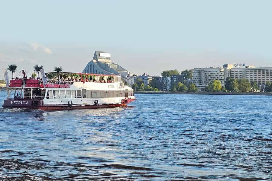 Riga: Flussfahrt bei Sonnenuntergang zu den Seetoren – River Cruises Latvia. Foto: GetYourGuide