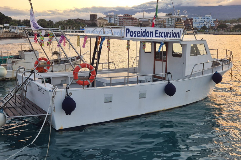 Taormina Giardini Naxos: Boat Tour with Aperitif & SwimMasks Giardini Naxos: Boat Tour with Swim Masks and Aperitif