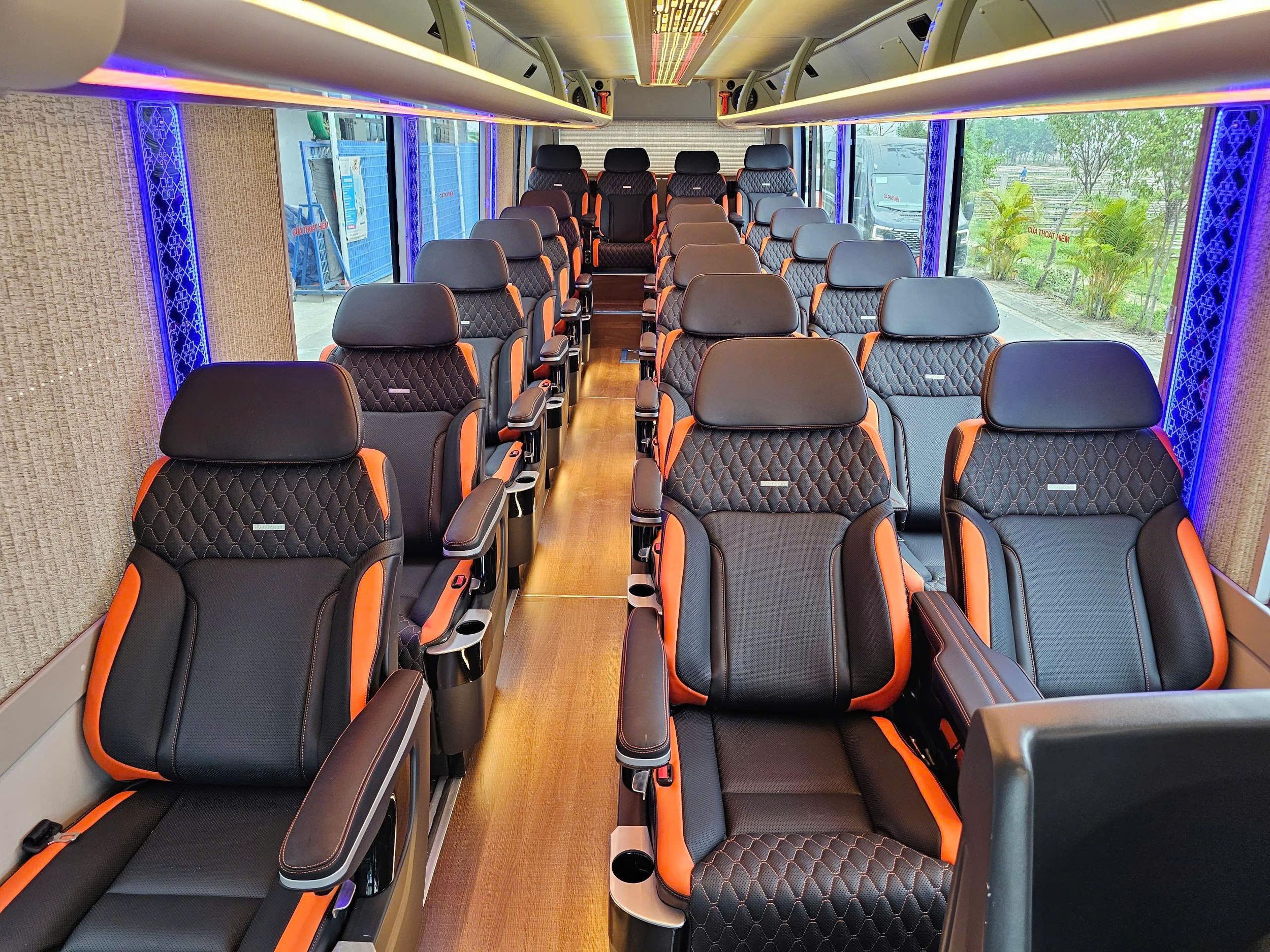 Halong: Transfer von/nach Ninh Binh mit der täglichen Luxuslimousine