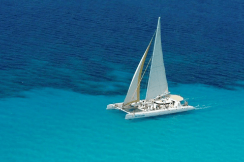 Punta Cana: Katamaran na wyspę Saona z posiłkiem, napojami i transportemPunta Cana: Katamaran na wyspę Saona z posiłkiem i napojami oraz transportem