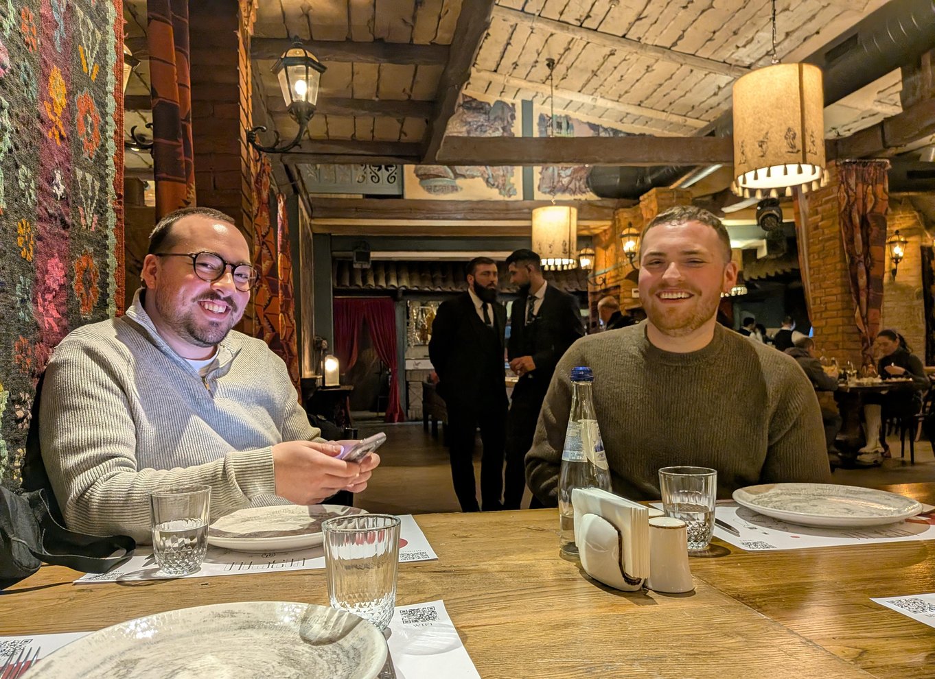Tbilisi: georgisk middag, danseshow og afhentning på hotellet