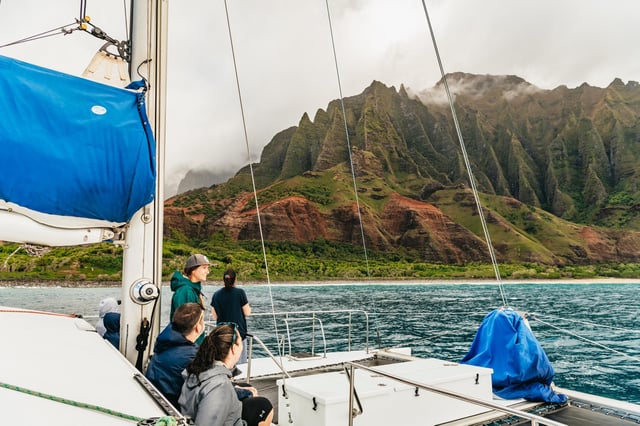 Kauai: Excursión en Velero por la Costa de Napali al Atardecer con Cena