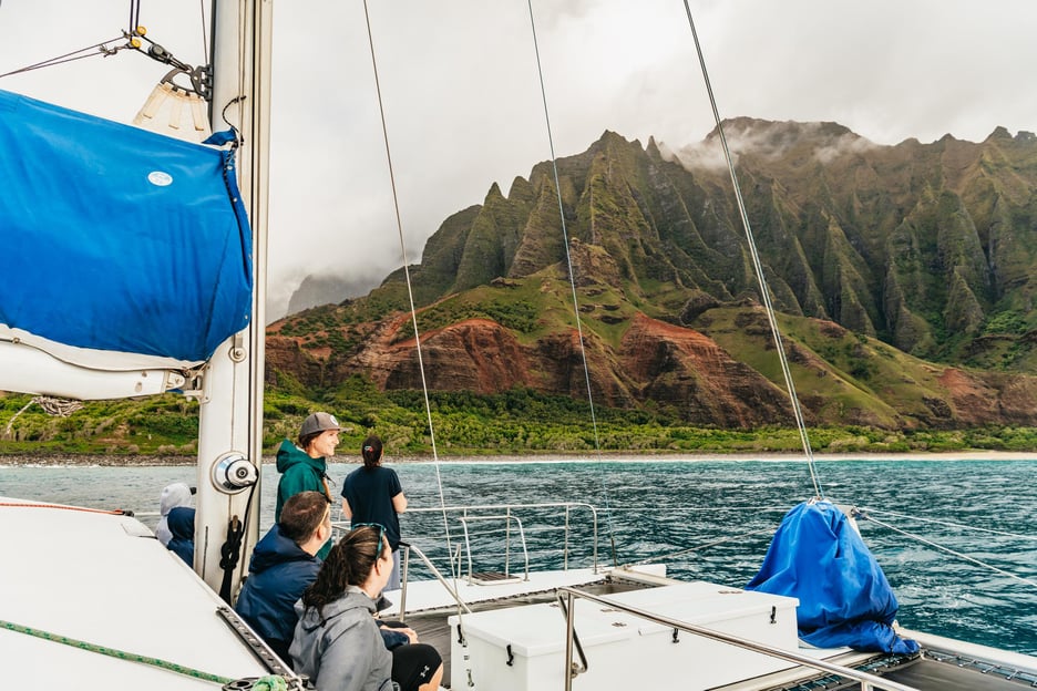 Kauai : Excursion en voilier au coucher du soleil sur la côte de Napali avec dîner