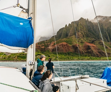 Kauai: Napali Coast Sunset Sailboat Tour with Dinner